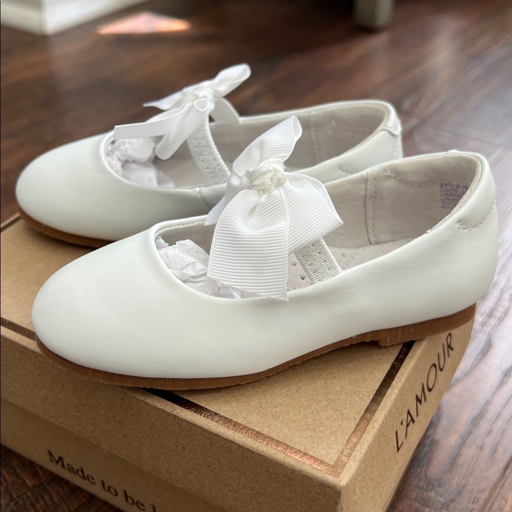 L’amour White Dress Shoes with Bow - Picture 2 of 7